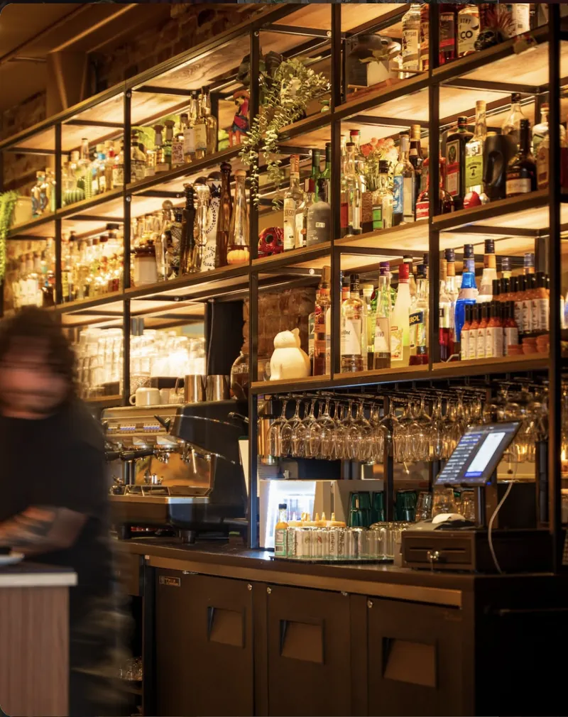 Le bar du Mezquila : tequilas, mezcals et spiritueux sur les étagères
